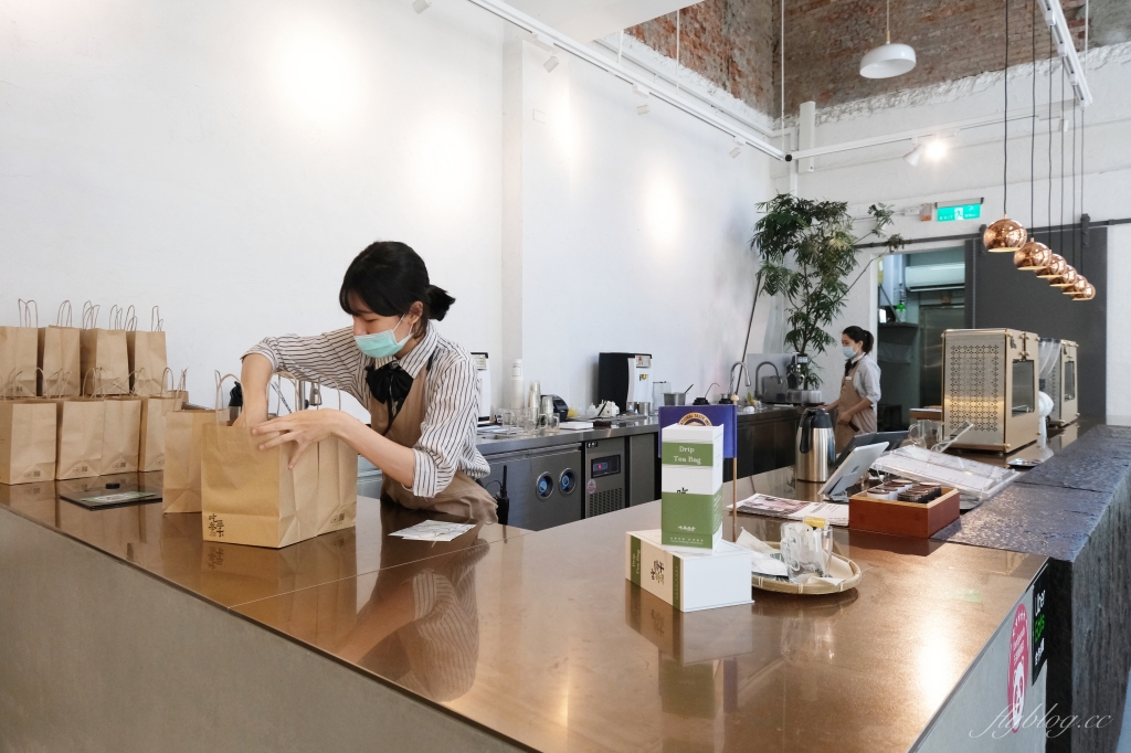 【台中南屯】吃茶三千：台中超美手搖茶專賣店，玻璃屋設計網美景觀 @飛天璇的口袋