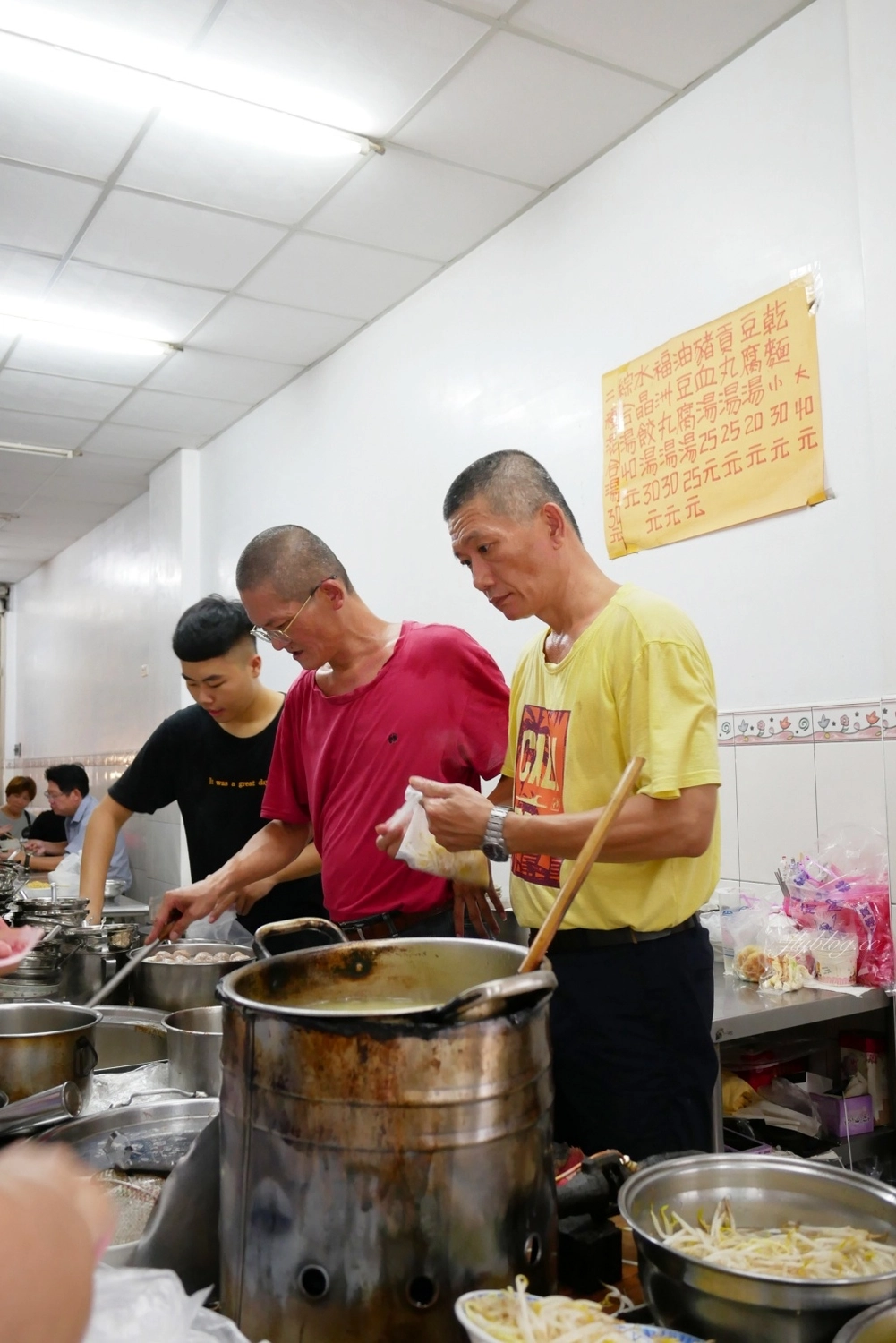 台中中區｜阿坤麵．台中米其林必比登推薦，超過50年歷史的銅板美食 @飛天璇的口袋
