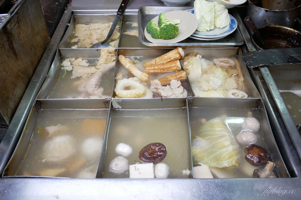 【台中北區】 英才路黑輪攤：30年古早味~糯米腸、香腸、炸粿、蚵嗲、關東煮、豬油拌飯、肉圓 @飛天璇的口袋