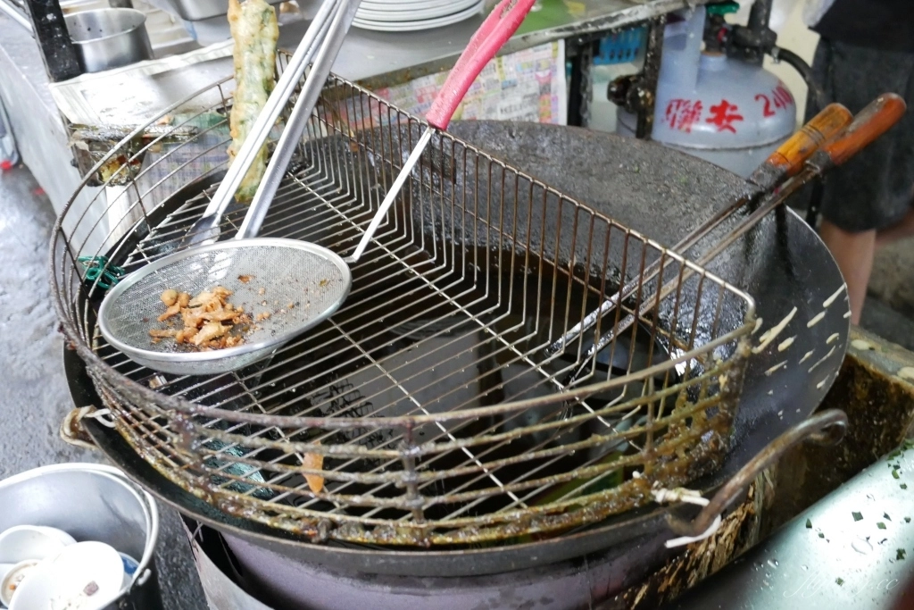 【台中北區】 英才路黑輪攤：30年古早味~糯米腸、香腸、炸粿、蚵嗲、關東煮、豬油拌飯、肉圓 @飛天璇的口袋