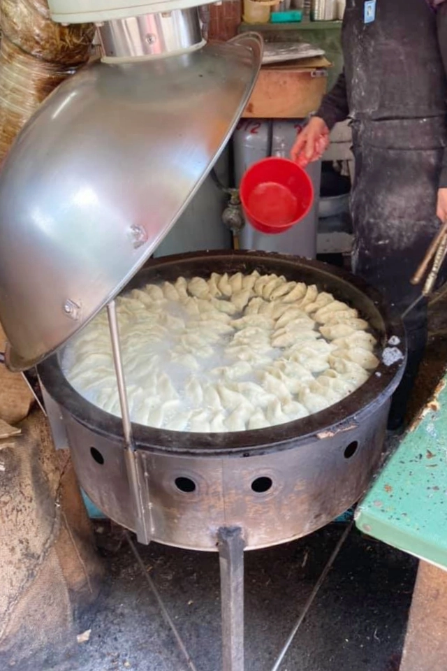 台中東區｜富台鍋貼，一顆只要4元的超CP值鍋貼，台中東區眷村裡的小確幸 @飛天璇的口袋