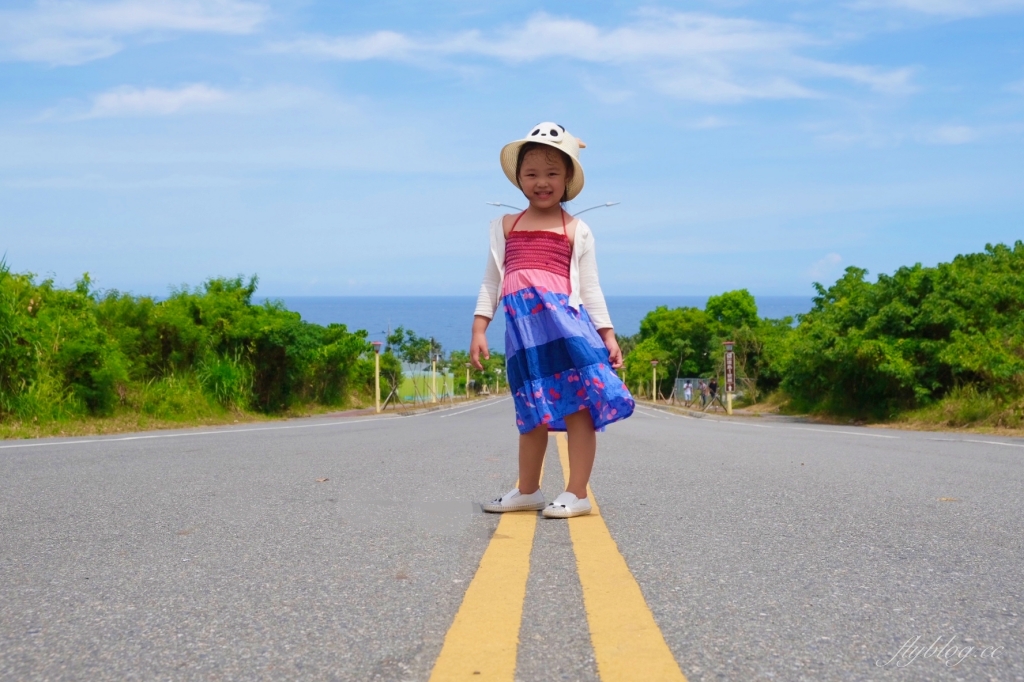 台東太麻里｜太麻里車站，一走出車站就是海天一色的美景，筆直的大道好像要直通太平洋一樣 @飛天璇的口袋