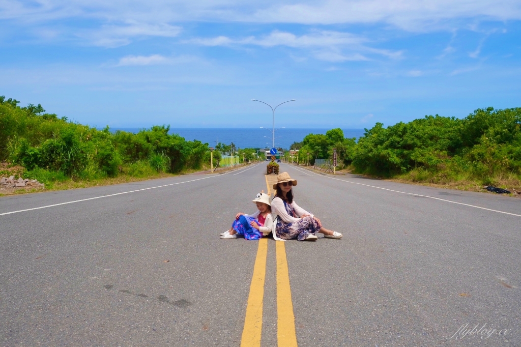 台東太麻里｜太麻里車站，一走出車站就是海天一色的美景，筆直的大道好像要直通太平洋一樣 @飛天璇的口袋
