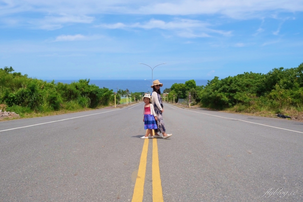 台東太麻里｜太麻里車站，一走出車站就是海天一色的美景，筆直的大道好像要直通太平洋一樣 @飛天璇的口袋