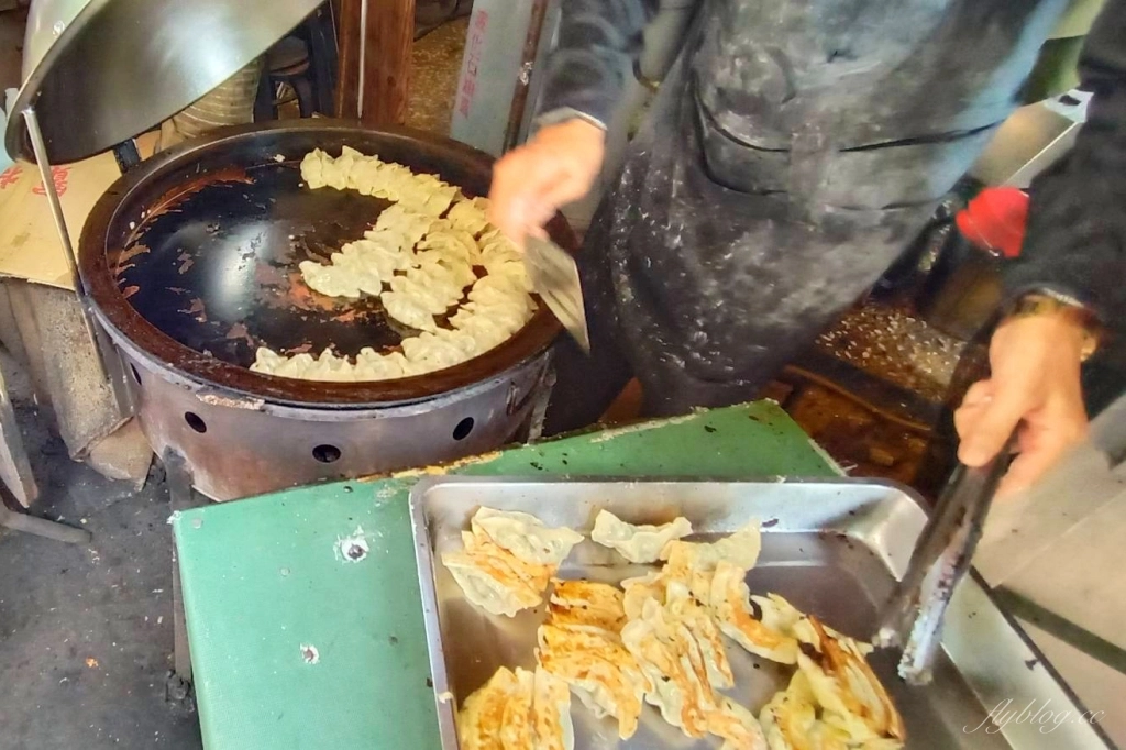 台中東區｜富台鍋貼，一顆只要4元的超CP值鍋貼，台中東區眷村裡的小確幸 @飛天璇的口袋