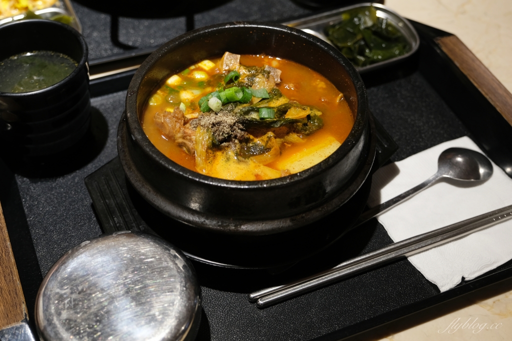 【台中北區】上岩阿哲西韓式料理，一個人也可以品嚐韓式料理，部隊鍋、馬鈴薯鍋和辣豆腐鍋都吃得到 @飛天璇的口袋