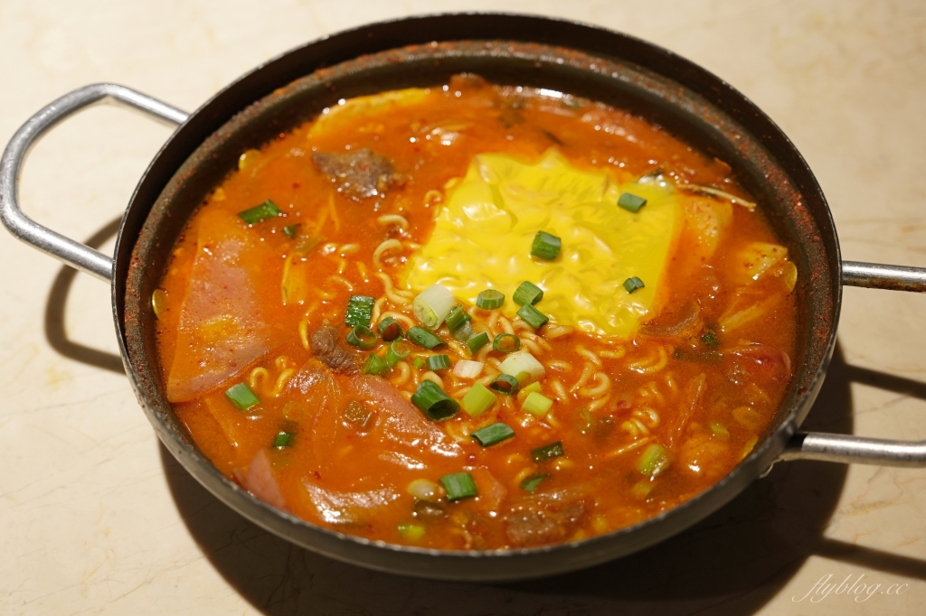【台中北區】上岩阿哲西韓式料理，一個人也可以品嚐韓式料理，部隊鍋、馬鈴薯鍋和辣豆腐鍋都吃得到 @飛天璇的口袋