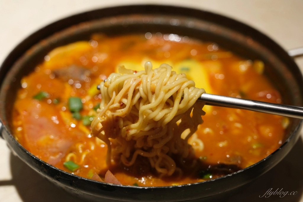 【台中北區】上岩阿哲西韓式料理，一個人也可以品嚐韓式料理，部隊鍋、馬鈴薯鍋和辣豆腐鍋都吃得到 @飛天璇的口袋