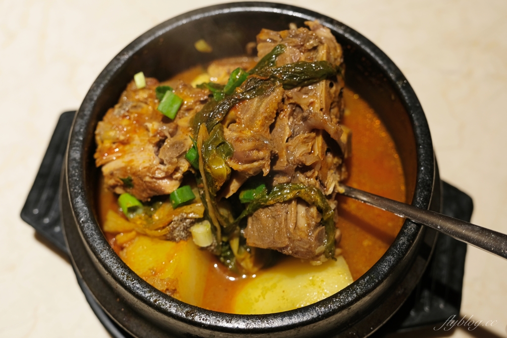 【台中北區】上岩阿哲西韓式料理，一個人也可以品嚐韓式料理，部隊鍋、馬鈴薯鍋和辣豆腐鍋都吃得到 @飛天璇的口袋