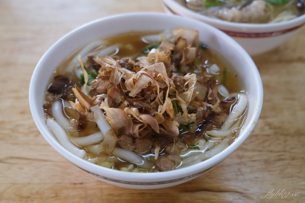 台東美食｜鼎東客運大樹下米苔目，米苔目又Q彈又大碗，台東在地20年的好味道 @飛天璇的口袋