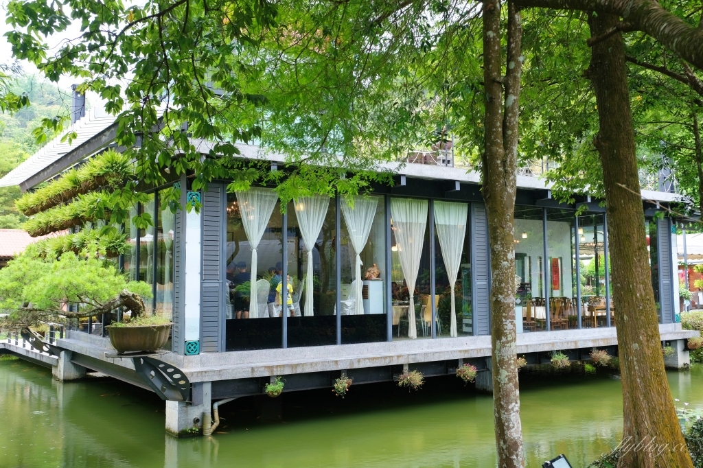 南投埔里｜土角厝水上庭園餐廳．自然景觀桃米村水上餐廳，旋轉餐廳品嚐親家母料理 @飛天璇的口袋