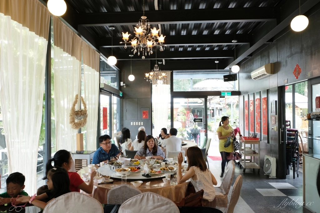 南投埔里｜土角厝水上庭園餐廳．自然景觀桃米村水上餐廳，旋轉餐廳品嚐親家母料理 @飛天璇的口袋