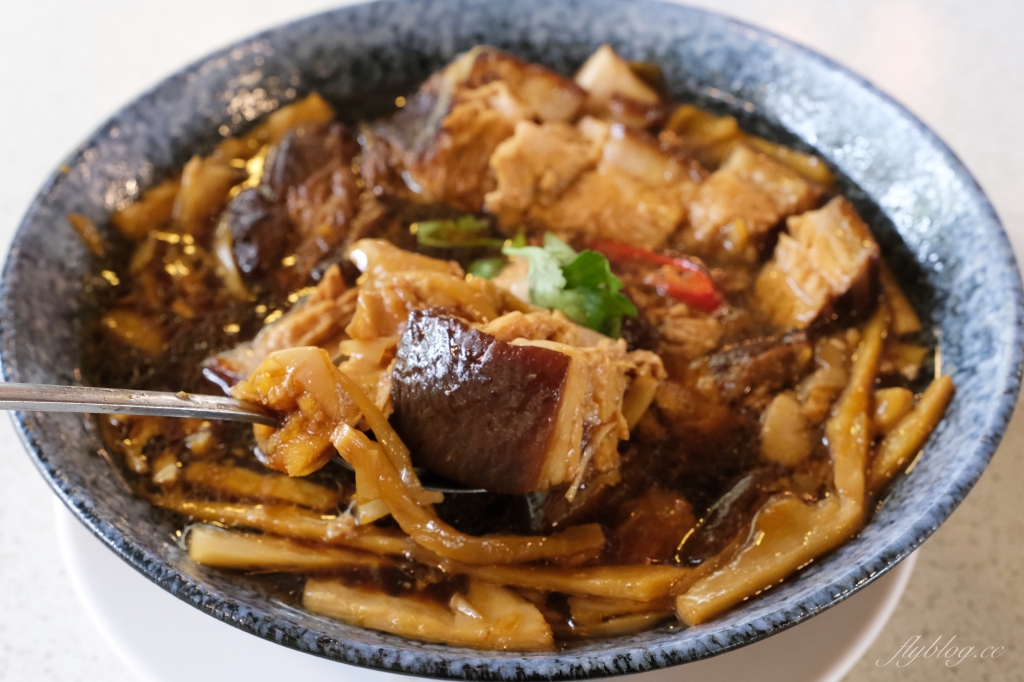 南投埔里｜土角厝水上庭園餐廳．自然景觀桃米村水上餐廳，旋轉餐廳品嚐親家母料理 @飛天璇的口袋