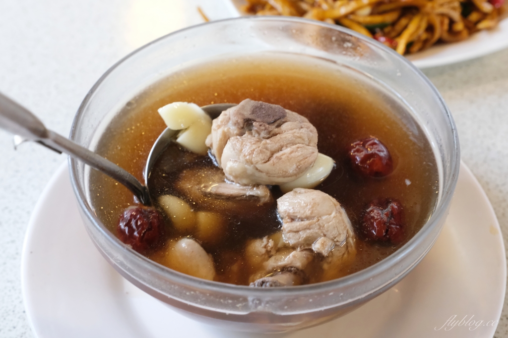 南投埔里｜土角厝水上庭園餐廳．自然景觀桃米村水上餐廳，旋轉餐廳品嚐親家母料理 @飛天璇的口袋