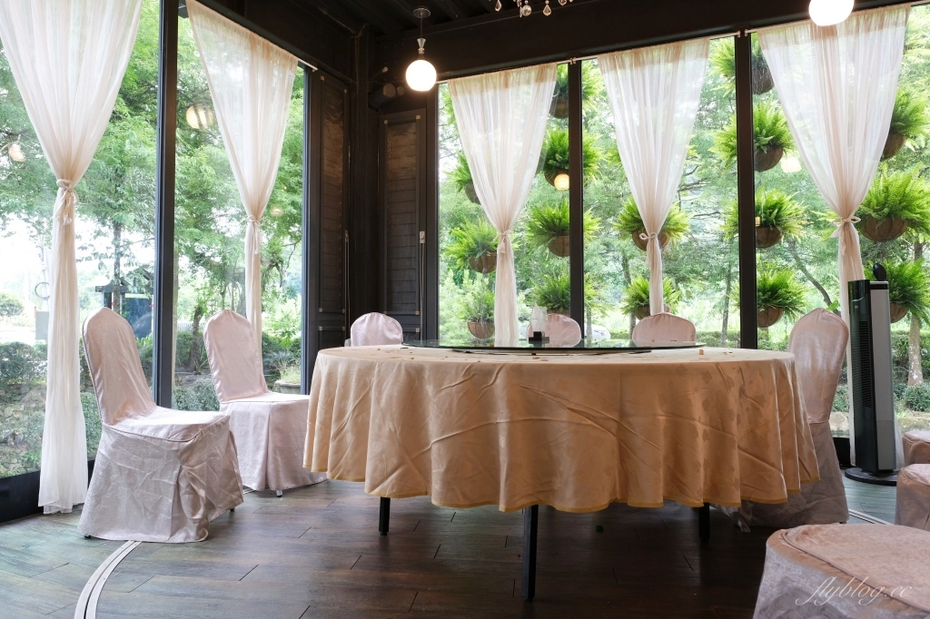 南投埔里｜土角厝水上庭園餐廳．自然景觀桃米村水上餐廳，旋轉餐廳品嚐親家母料理 @飛天璇的口袋