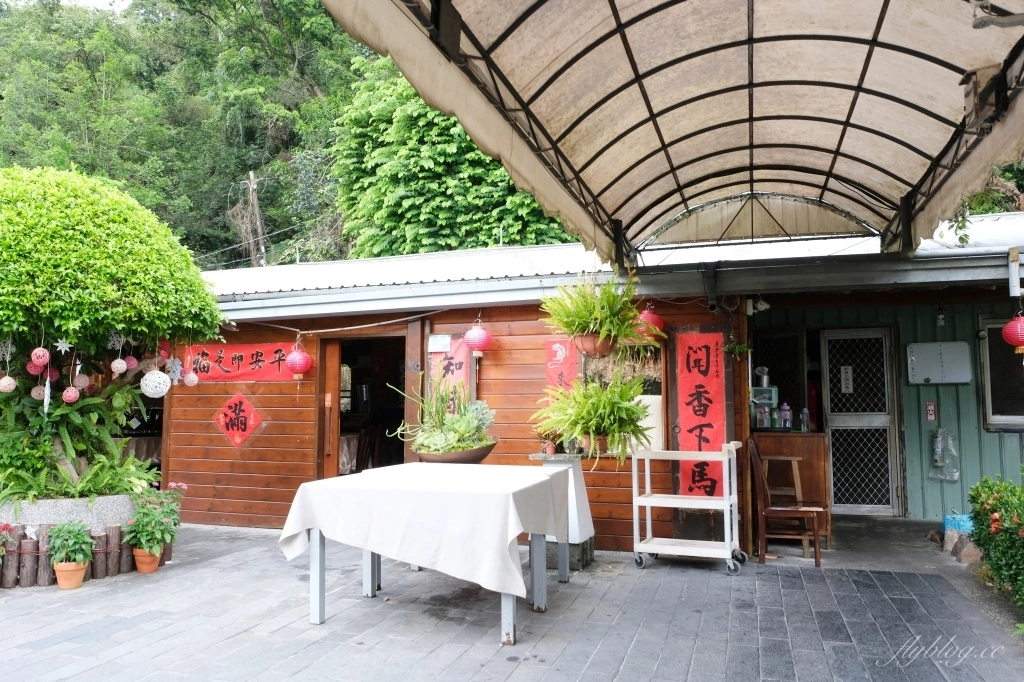 南投埔里｜土角厝水上庭園餐廳．自然景觀桃米村水上餐廳，旋轉餐廳品嚐親家母料理 @飛天璇的口袋