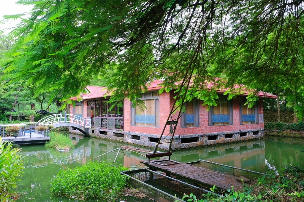 南投埔里｜土角厝水上庭園餐廳．自然景觀桃米村水上餐廳，旋轉餐廳品嚐親家母料理 @飛天璇的口袋