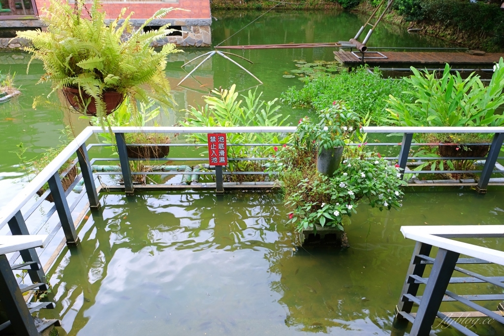 南投埔里｜土角厝水上庭園餐廳．自然景觀桃米村水上餐廳，旋轉餐廳品嚐親家母料理 @飛天璇的口袋