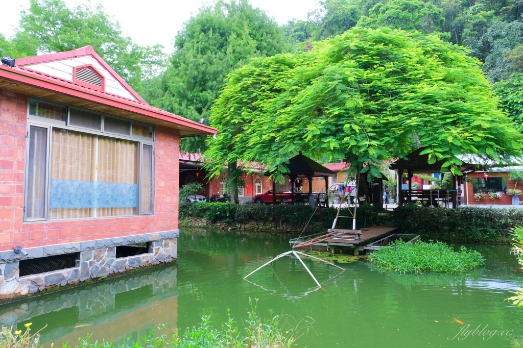南投埔里｜土角厝水上庭園餐廳．自然景觀桃米村水上餐廳，旋轉餐廳品嚐親家母料理 @飛天璇的口袋