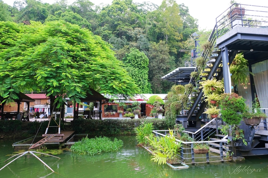 南投埔里｜土角厝水上庭園餐廳．自然景觀桃米村水上餐廳，旋轉餐廳品嚐親家母料理 @飛天璇的口袋