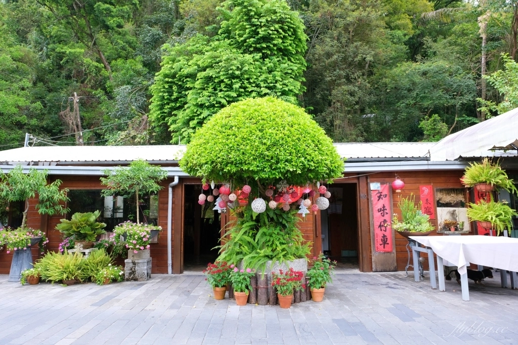 南投埔里｜土角厝水上庭園餐廳．自然景觀桃米村水上餐廳，旋轉餐廳品嚐親家母料理 @飛天璇的口袋