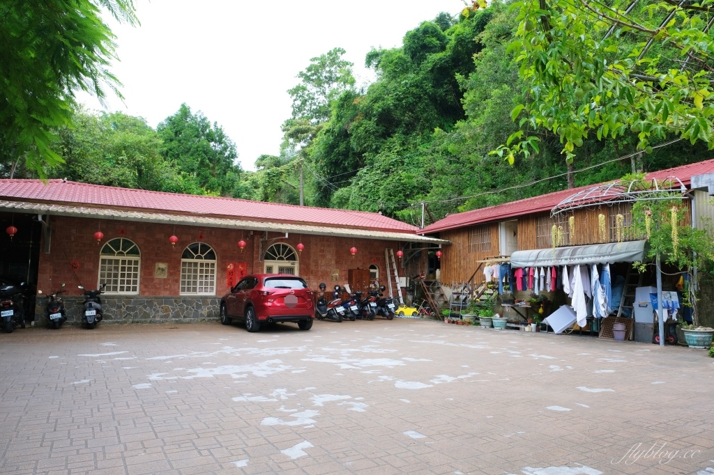 南投埔里｜土角厝水上庭園餐廳．自然景觀桃米村水上餐廳，旋轉餐廳品嚐親家母料理 @飛天璇的口袋