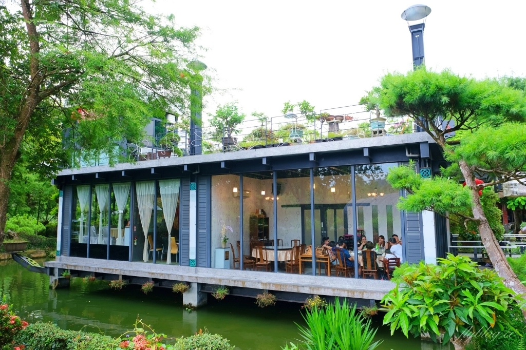 南投埔里｜土角厝水上庭園餐廳．自然景觀桃米村水上餐廳，旋轉餐廳品嚐親家母料理 @飛天璇的口袋