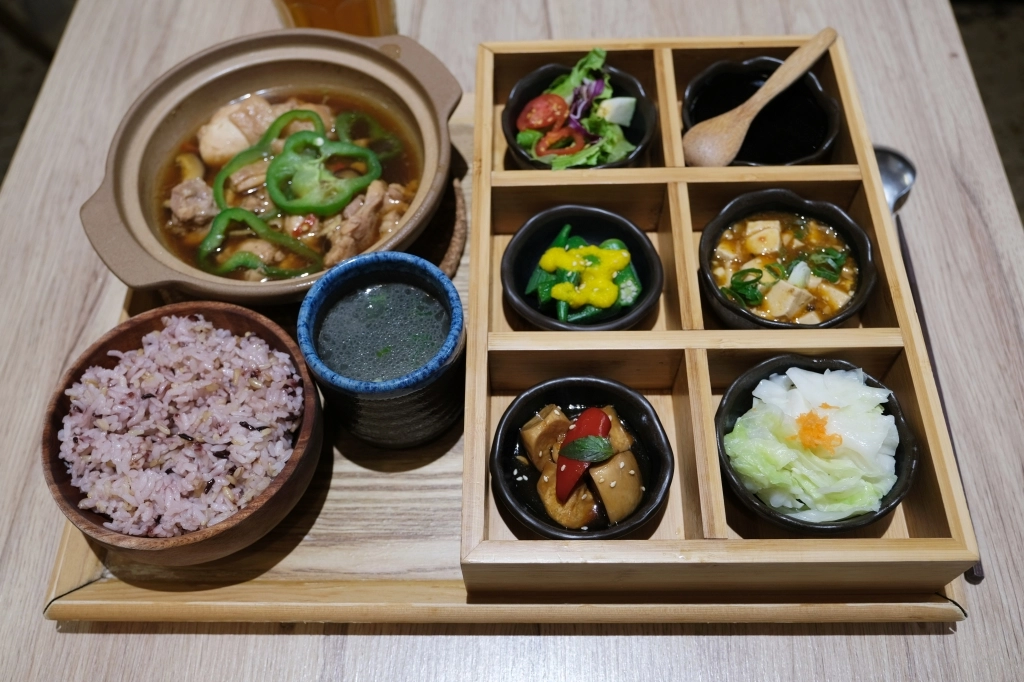 台中西區｜吃光食堂．以電影院為主題餐廳，美味的六宮格人套餐 @飛天璇的口袋