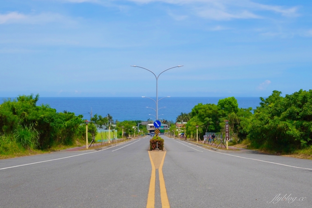 台東太麻里｜太麻里車站，一走出車站就是海天一色的美景，筆直的大道好像要直通太平洋一樣 @飛天璇的口袋