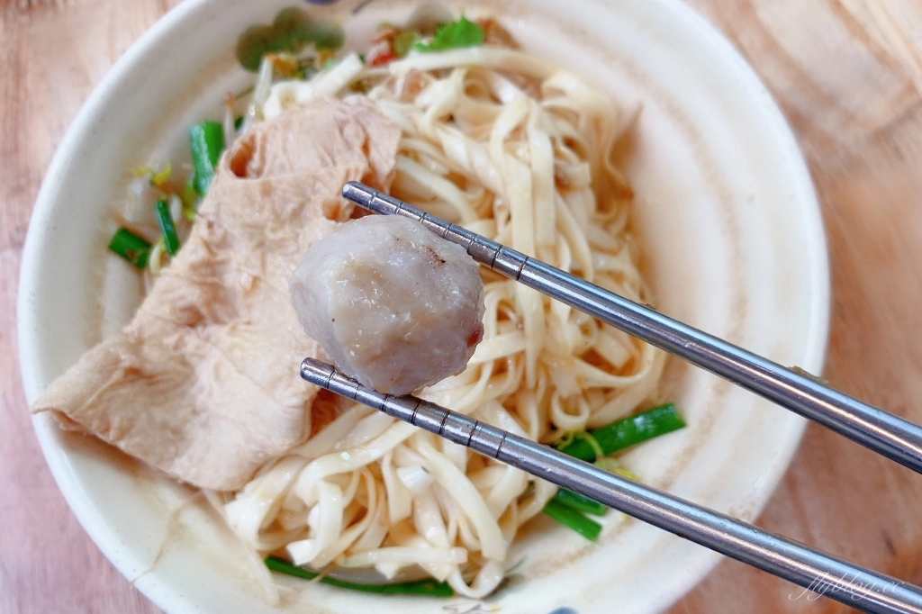 【台中豐原】  一口燜三角圓：豐原廟東老字號小吃美食，營業將近50個年頭 @飛天璇的口袋