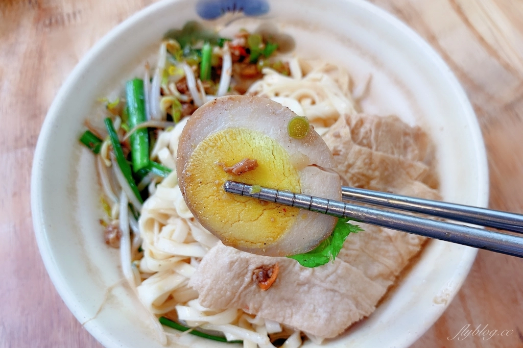 【台中豐原】  一口燜三角圓：豐原廟東老字號小吃美食，營業將近50個年頭 @飛天璇的口袋