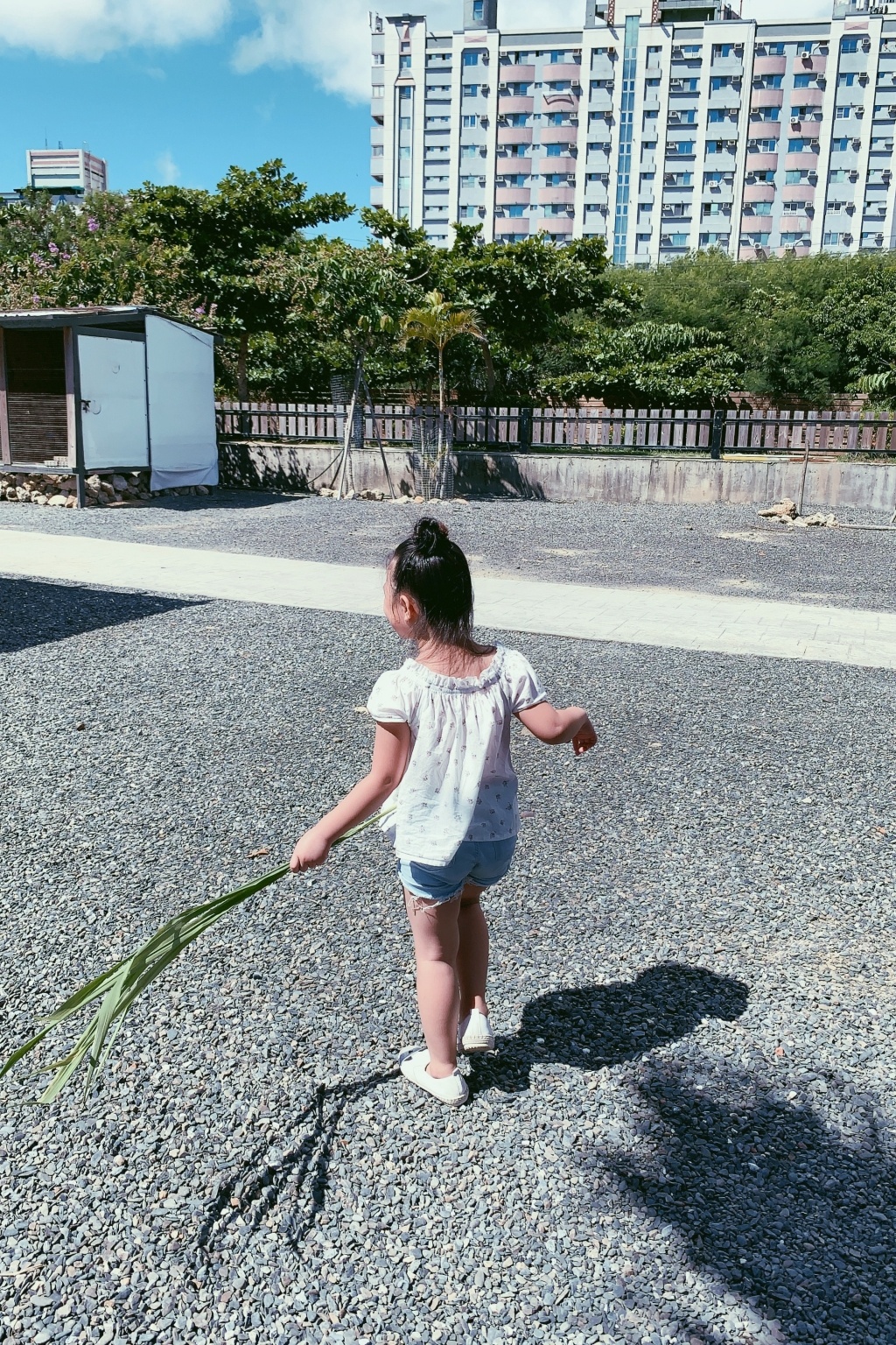 墾草趣親子園區｜近距離餵食梅花鹿、草泥馬和小兔兔 @飛天璇的口袋