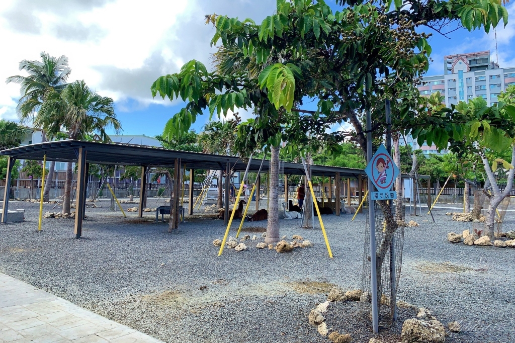 墾草趣親子園區｜近距離餵食梅花鹿、草泥馬和小兔兔 @飛天璇的口袋