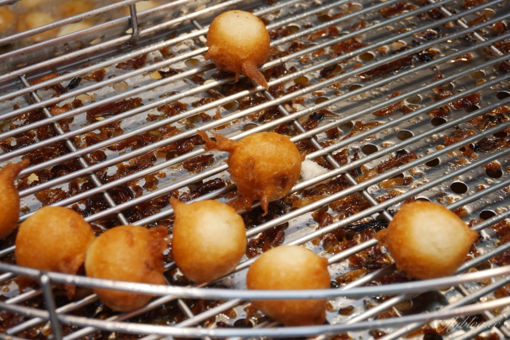 台中豐原｜廟東菱角酥．廟東超人氣排隊美食，光是菱角酥就賣了50年 @飛天璇的口袋