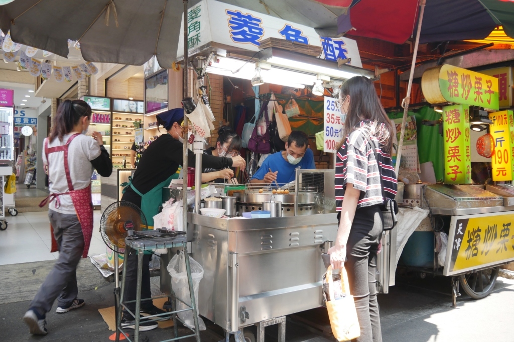 台中豐原｜廟東菱角酥．廟東超人氣排隊美食，光是菱角酥就賣了50年 @飛天璇的口袋