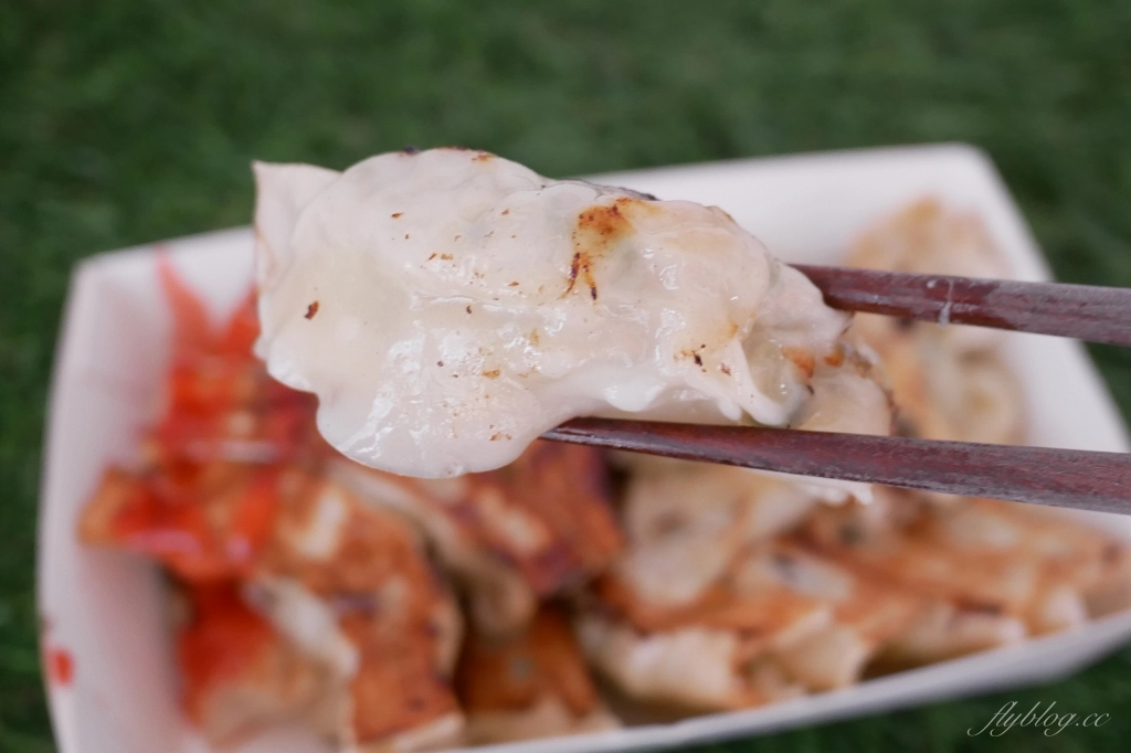 台中東區｜富台鍋貼，一顆只要4元的超CP值鍋貼，台中東區眷村裡的小確幸 @飛天璇的口袋