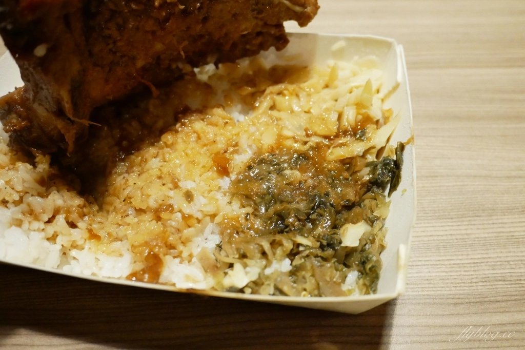 台中西區｜阿彰飯擔．一天只營業四個小時，台中林森路超人氣便當店 @飛天璇的口袋