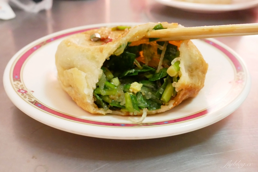 【台中東區】力行早點，台中傳統早餐~現擀手工麵皮蛋餅x金黃爆量韭菜盒子 @飛天璇的口袋