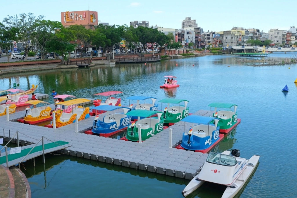 龍潭大池｜龍潭情侶約會和親子旅遊好地方，湖景木棧道、天鵝船遊湖、賞夕陽美景 @飛天璇的口袋