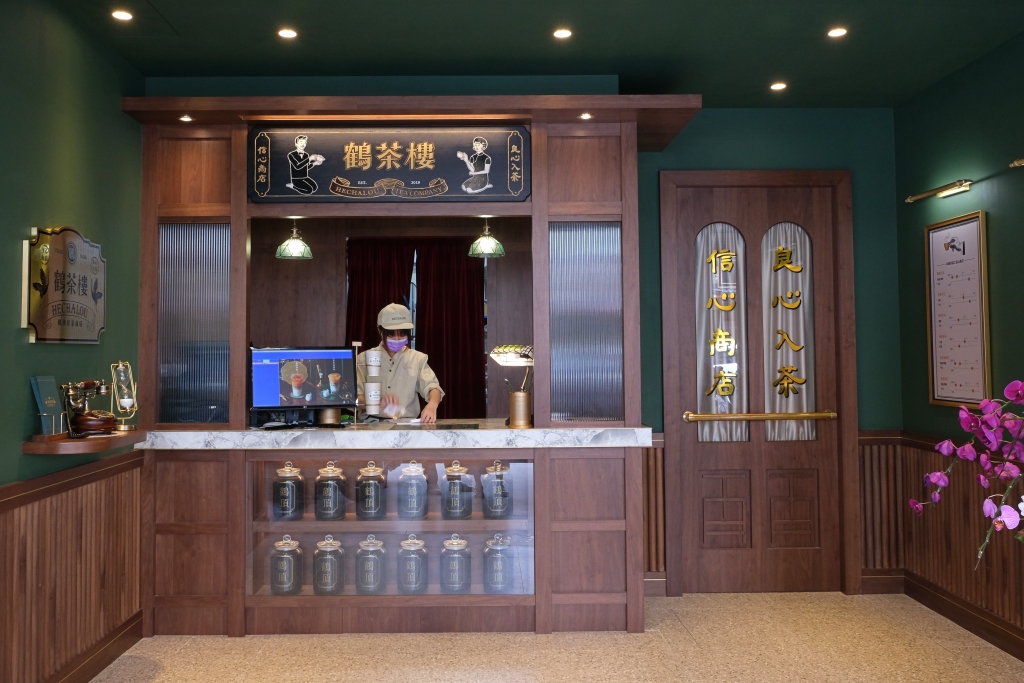 【台中西區】 鶴茶樓：勤美文青復古風手搖店，楊枝甘露x草莓甘露~沒喝到！XD @飛天璇的口袋