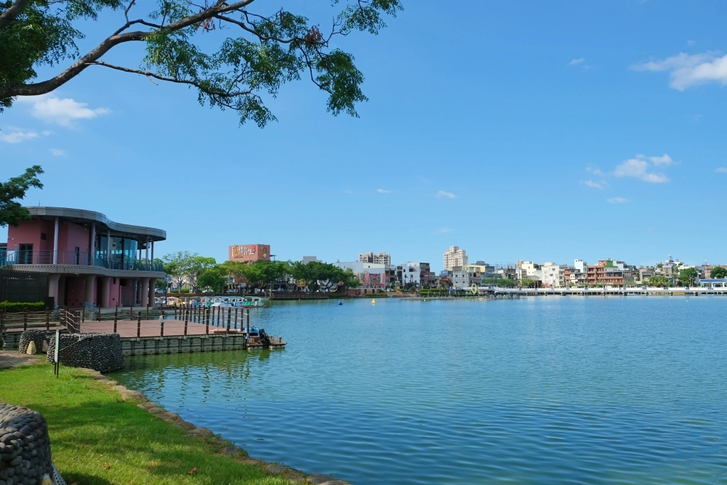 龍潭大池｜龍潭情侶約會和親子旅遊好地方，湖景木棧道、天鵝船遊湖、賞夕陽美景 @飛天璇的口袋