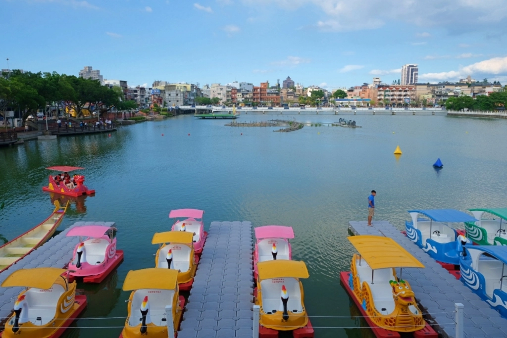 龍潭大池｜龍潭情侶約會和親子旅遊好地方，湖景木棧道、天鵝船遊湖、賞夕陽美景 @飛天璇的口袋