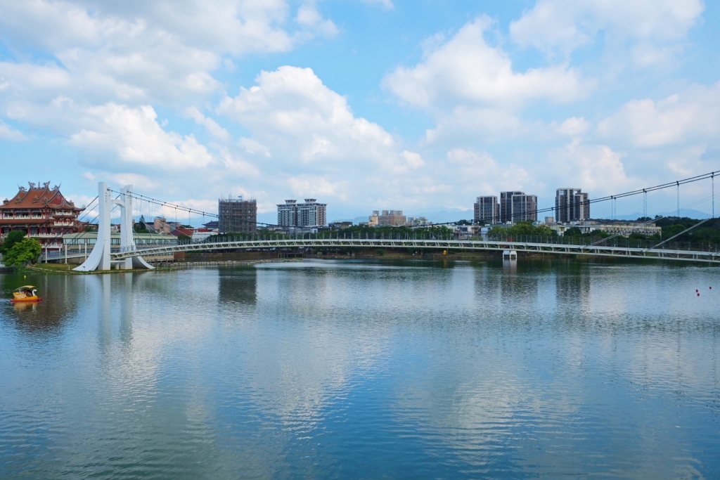 龍潭大池｜龍潭情侶約會和親子旅遊好地方，湖景木棧道、天鵝船遊湖、賞夕陽美景 @飛天璇的口袋