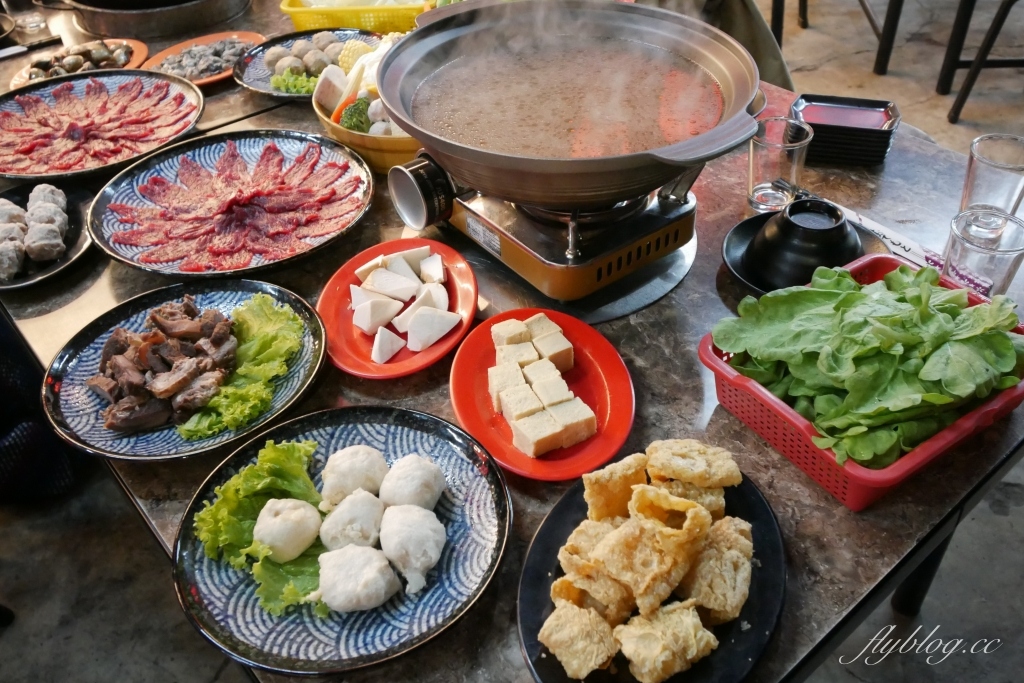 嘉義西區｜阿傑台式料理X三八鷄X烤蚵吃到飽．一次品嚐三種美食，嘉義最斜槓的餐廳 @飛天璇的口袋