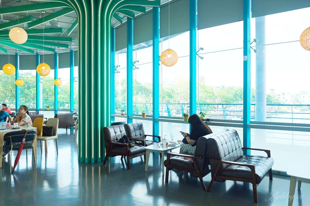 【桃園龍潭】龍咖啡，龍潭大池旁玻璃屋咖啡館，桃園漂亮景觀餐廳龍咖啡 @飛天璇的口袋