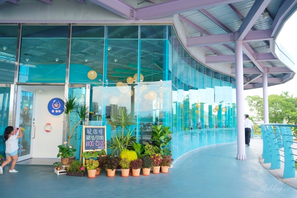 龍潭大池｜龍潭情侶約會和親子旅遊好地方，湖景木棧道、天鵝船遊湖、賞夕陽美景 @飛天璇的口袋