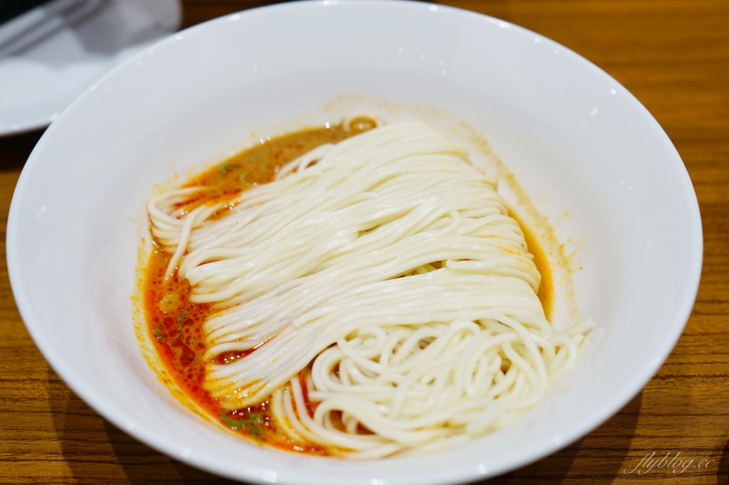 台中西屯｜鼎泰豐．被紐約時報推薦為「世界十大美食餐廳」，黃金18摺21克比例的小籠包 @飛天璇的口袋