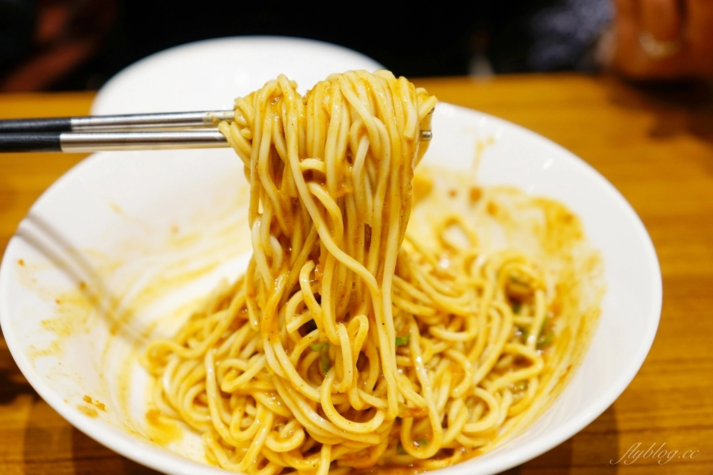 台中西屯｜鼎泰豐．被紐約時報推薦為「世界十大美食餐廳」，黃金18摺21克比例的小籠包 @飛天璇的口袋