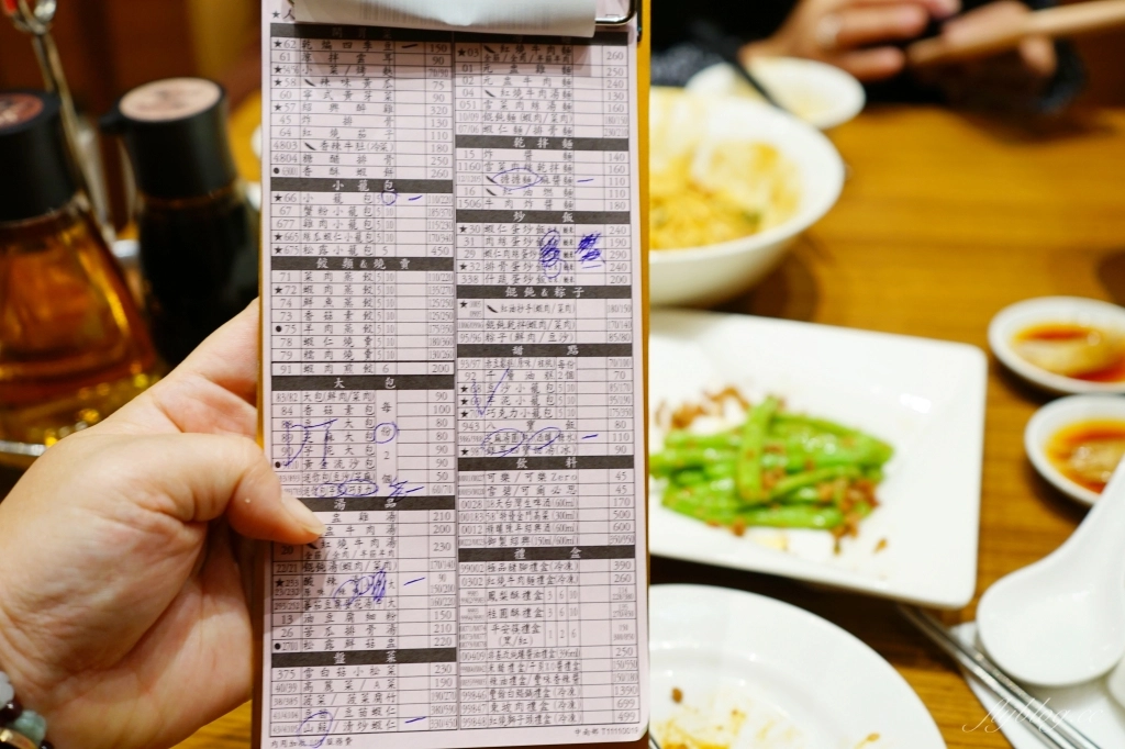 台中西屯｜鼎泰豐．被紐約時報推薦為「世界十大美食餐廳」，黃金18摺21克比例的小籠包 @飛天璇的口袋