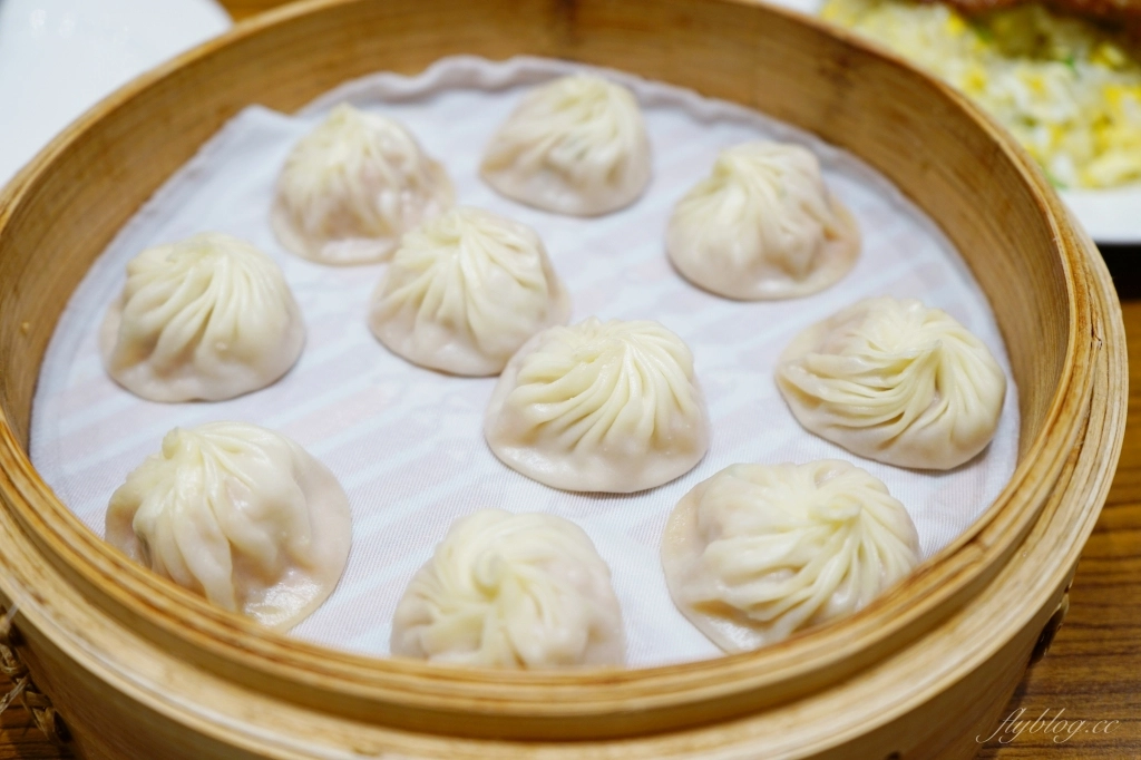 台中西屯｜鼎泰豐．被紐約時報推薦為「世界十大美食餐廳」，黃金18摺21克比例的小籠包 @飛天璇的口袋